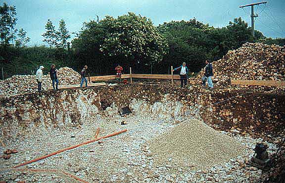 Entdeckung der Höhle durch einen Schachteinbruch am Rande der Baugrube