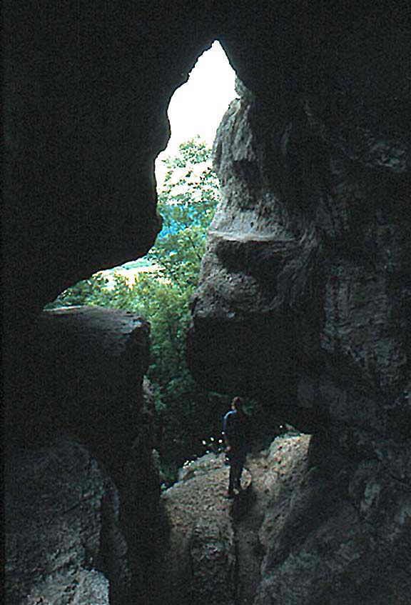 Kahlenloch, unterhalb des Eingangs zur Kahlensteinhöhle gelegen